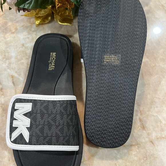 Michael Michael Kors Slide Sandal. New without box - Picture 6 of 6